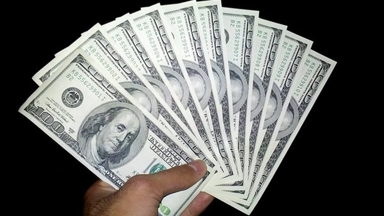 تحديثات الصرف.. استقرار سعر الدولار أمام الجنيه بعد تراجع قيمة العملة الأمريكية تدريجيًا